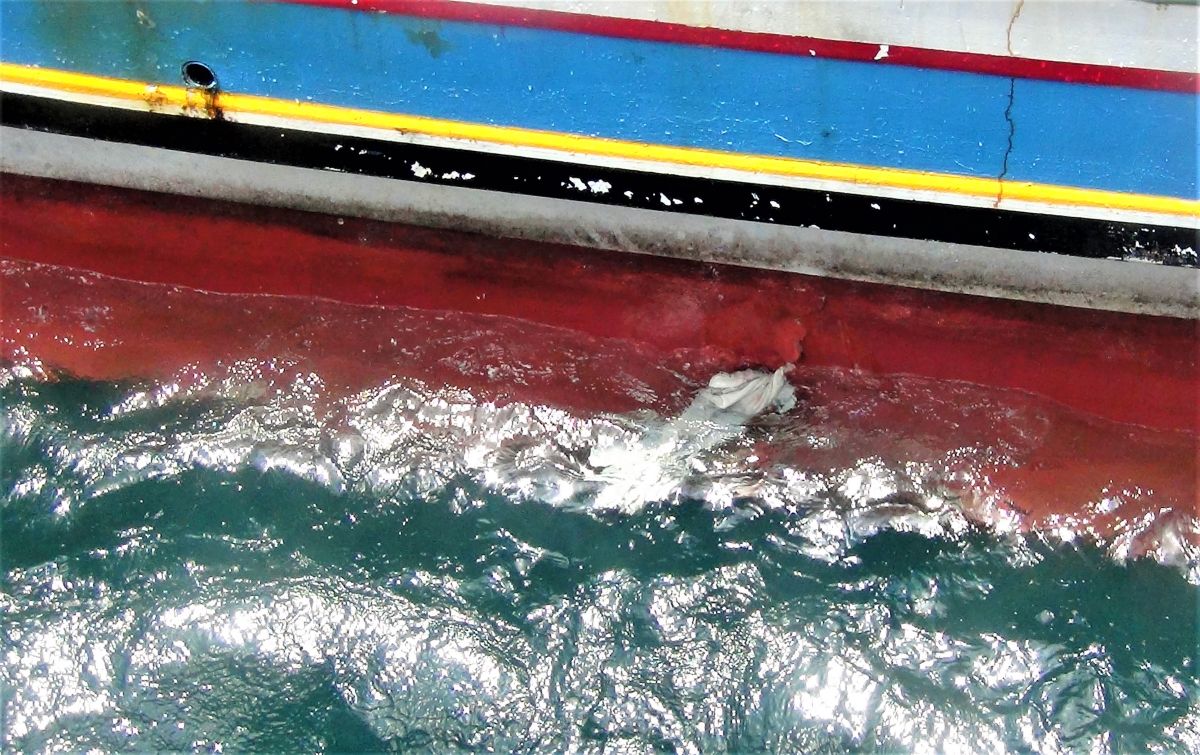 ▲澎湖籍「聯順鋒」漁船於七美嶼西南方34浬處遭中國大陸籍漁船「閩龍漁66645號」碰撞造成油箱破裂，隨後陸船肇事逃逸。（圖／澎湖海巡隊提供）