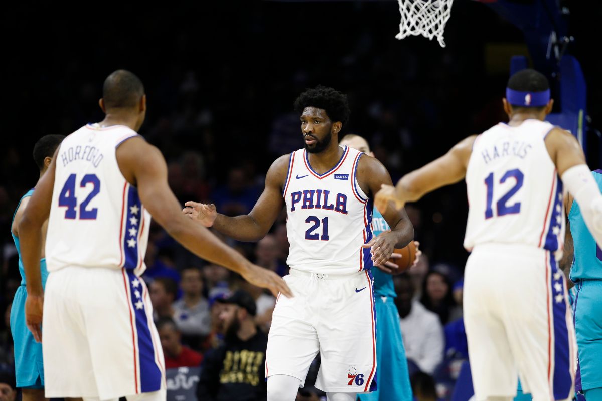 ▲Joel Embiid（中）孤掌難鳴，Al Horford(左)及Tobias Harris(右)無法給予其援助。（圖／美聯社／達志影像）