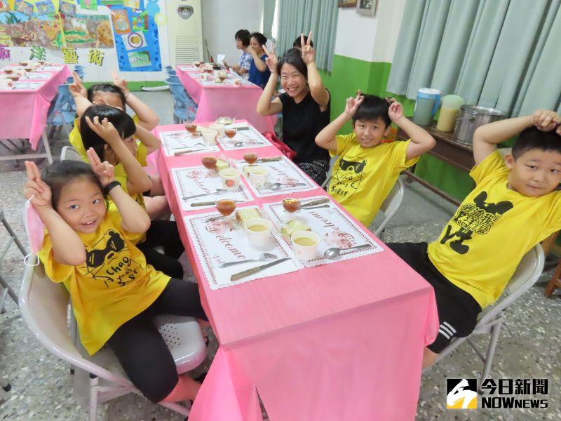 ▲企業人士在結業式犒賞學童吃排餐，學生享用排餐美食心情快樂無比。（圖／記者陳雅芳攝，2020.08.22）