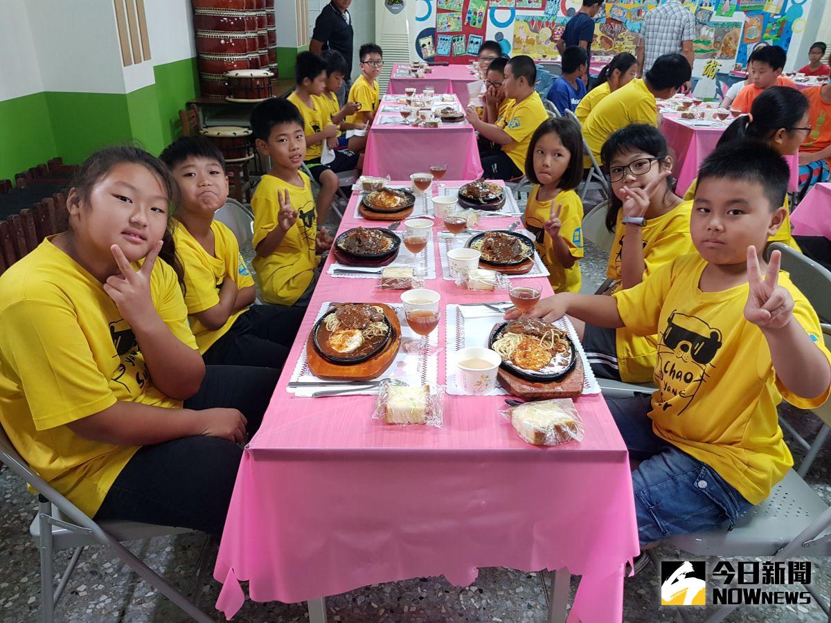 ▲溪州鄉潮洋國小開辦「夏日樂學」課程，結業式舉辦西餐禮儀教學並嘉勉學生，讓學生了解異國飲食特色並接納不同國家之文化。（圖／記者陳雅芳攝，2020.08.22）