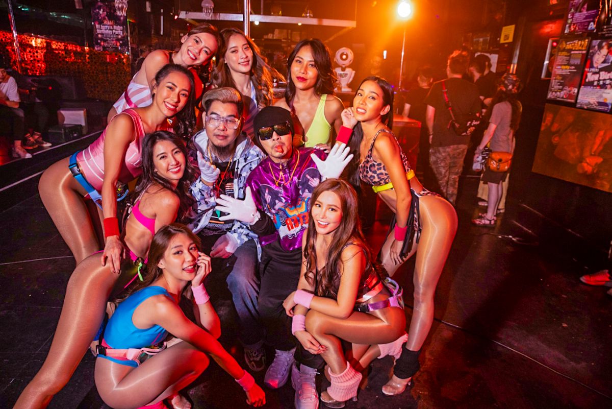 ▲黃明志（二排右二）新歌有警示作用，提到去夜店的人要小心，因為打開燈之後，所有的辣妹都會跟想的不一樣。（圖／亞洲通文創提供）