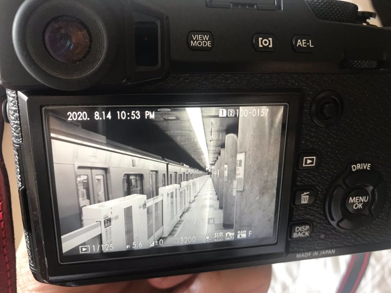 ▲日本有位網友近日在推特上發文，聲稱自己有天深夜在空蕩的月台隨手拍照，事後卻發現照片中有個奇怪的人影朝他走來。（圖／翻攝自 @obakegakichau 推特）