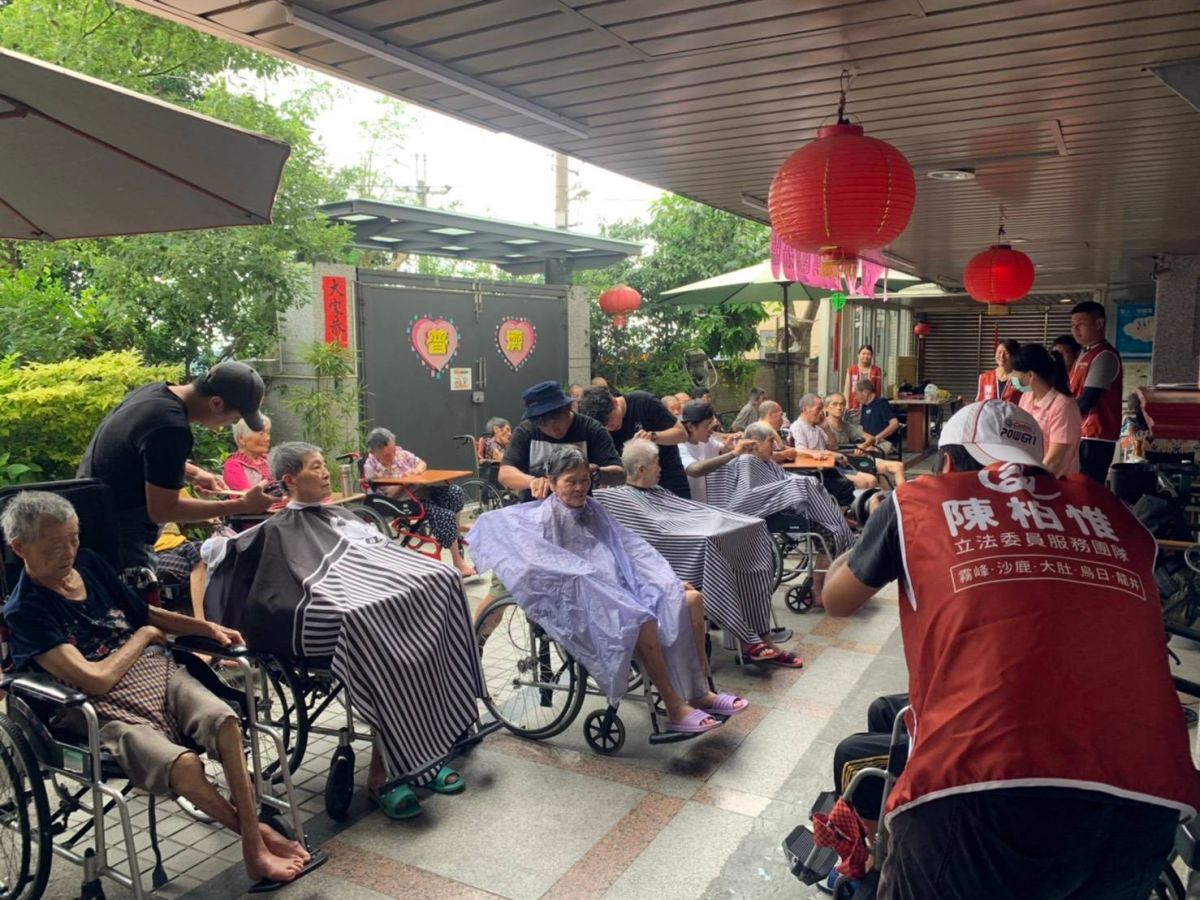 ▲立法委員陳柏惟舉辦3Q感謝祭愛心義剪活動。(圖／柳榮俊攝2020.8.22)