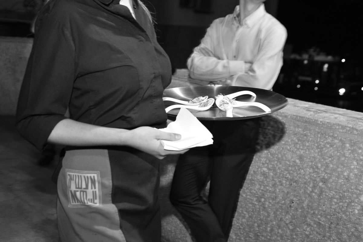 ▲女辦事遇雙重服務？業務員一看秒變嘴臉。（示意圖，圖中人物與文章中內容無關／翻攝自《pixabay》）