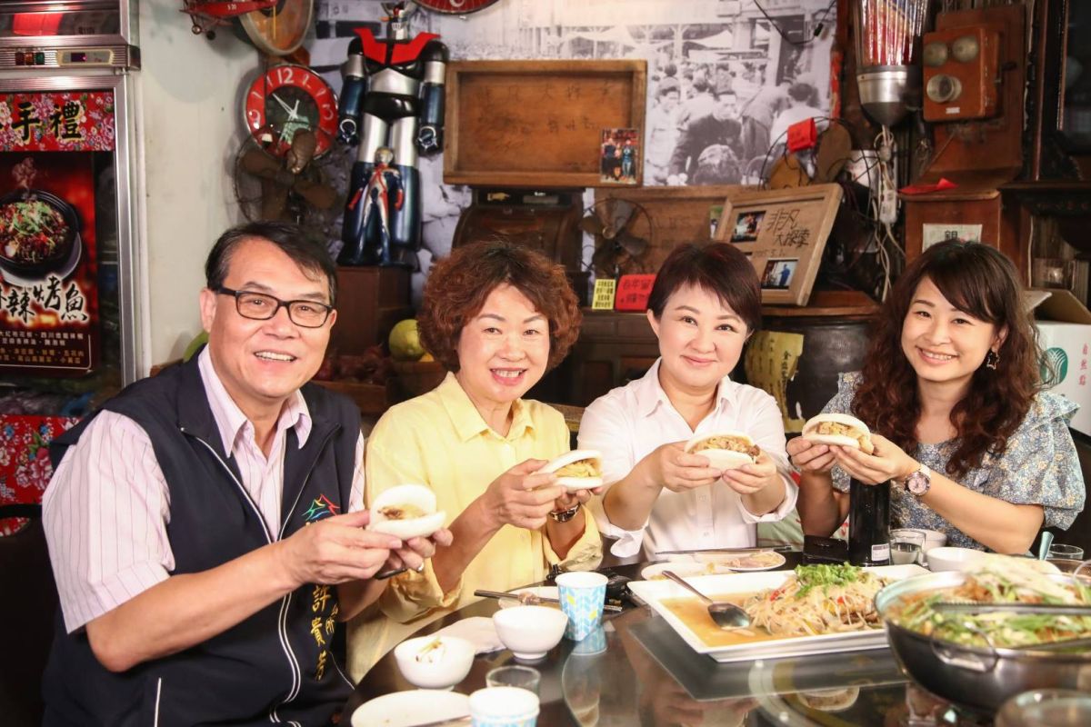▲市長盧秀燕前往必比登推介店家，品嘗「甘蔗粉蔥滷封肉刈包」。(圖／台中市政府提供）