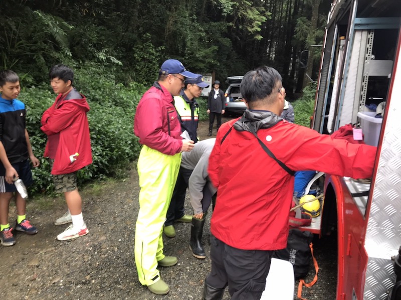 ▲嘉義縣消防局救護人員整裝上山救護中。(圖／嘉義縣消防局提供)