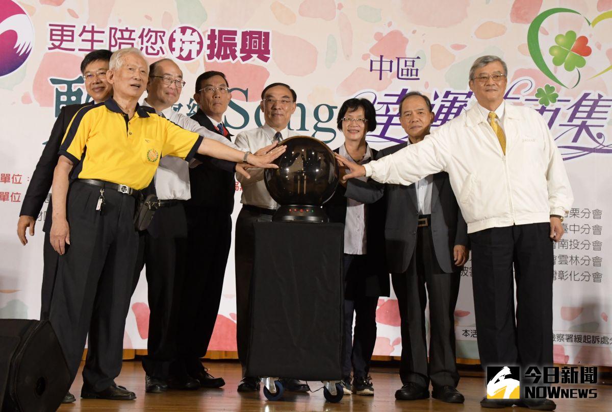 ▲臺灣更生保護會彰化分會在龍江館舉辦，歌聲傳遞幸福「甦」心歡樂song中區中區幸運草市集，法務部長蔡清祥、彰化縣長王惠美等人共同啟動活動序幕。（圖／記者陳雅芳攝，2020.08.22）