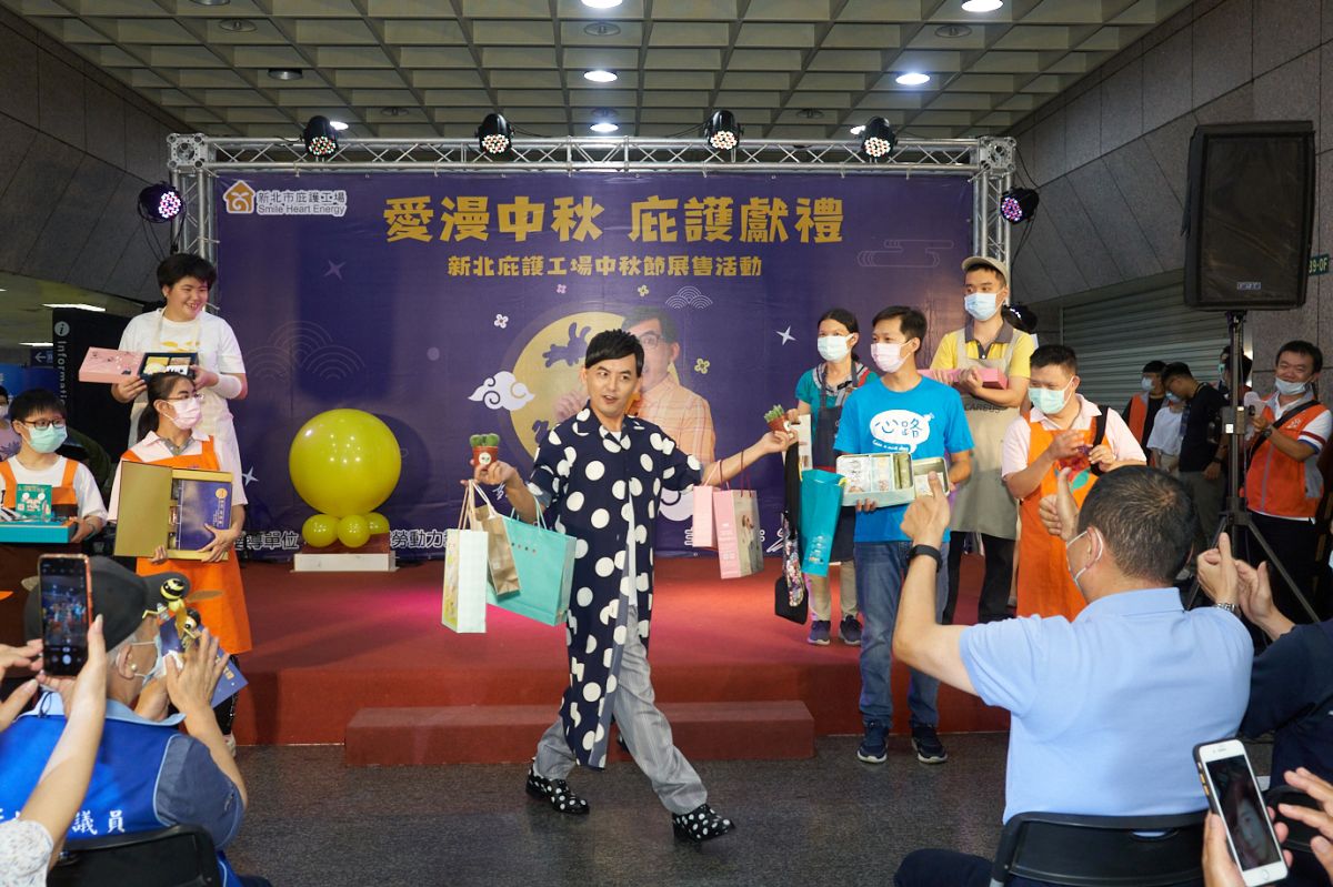 ▲新北市政府勞工局籌劃「愛漫中秋 庇護獻禮」中秋特賣會，市長侯友宜及代言人黃子佼也特別到場鼓勵庇護員工。（圖／新北市勞工局提供）