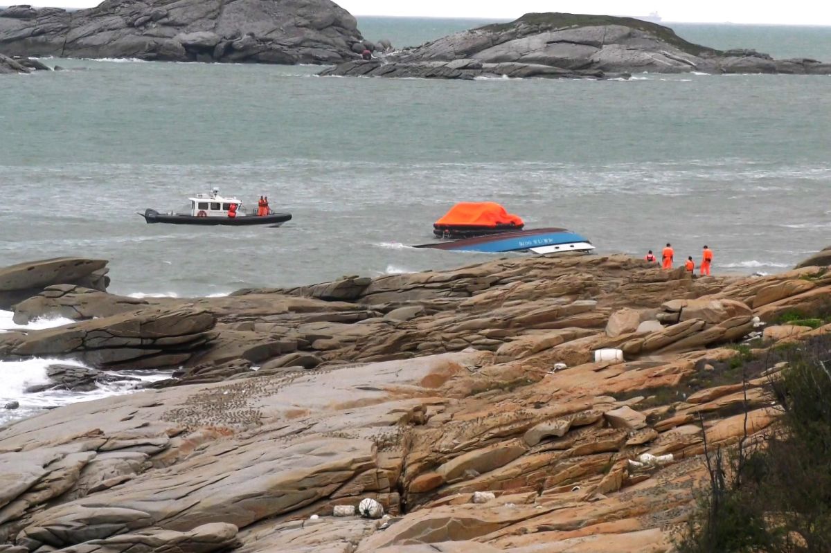 ▲大陸籍客船在金門母嶼附近翻覆沈沒，金門海巡隊船艇趕赴現場救援。(圖/記者蔡若喬攝)