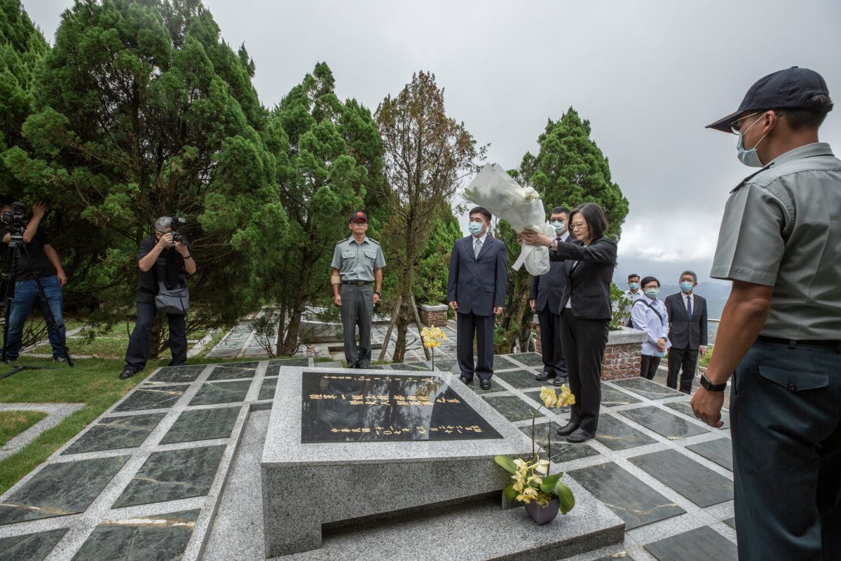 ▲蔡英文總統日前至五指山公墓弔唁前行政院長郝柏村，並頒贈褒揚令予家屬。（圖／總統府提供）