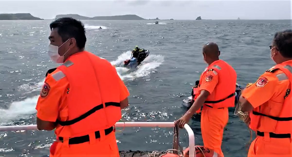 ▲兩位水上摩托車玩家因風浪過大，在南方四島西嶼坪鐵占嶼海域遭浪沖擊落水，2人於海上漂流中請澎湖海巡隊派艦艇前往救援。（圖／澎湖海巡隊提供）