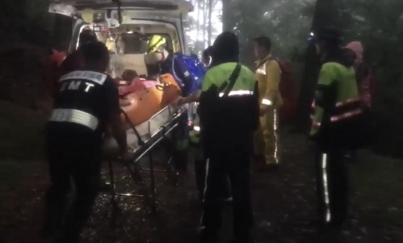 ▲嘉義縣消防局成功將在阿里山鄉石山引水道跌落山谷的女山友救護下山，並後送醫院救治。（圖／記者陳惲朋翻攝)