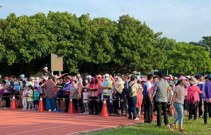 ▲清晨參加健走活動民眾在褒忠國小操場集結。（圖／記者蘇榮泉攝，2020.08.22）