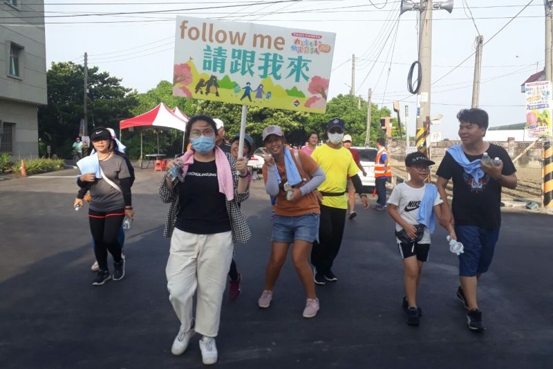 ▲民眾大手牽小手，快樂齊健走。（圖／記者蘇榮泉攝，2020.08.22）