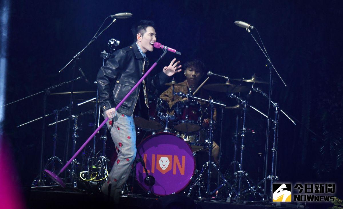 ▲蕭敬騰領軍獅子Lion參與「超犀利趴11」，邊演唱他邊丟出特別準備的「紓困專案」小禮物。（圖／記者林調遜攝, 2020.08.22）