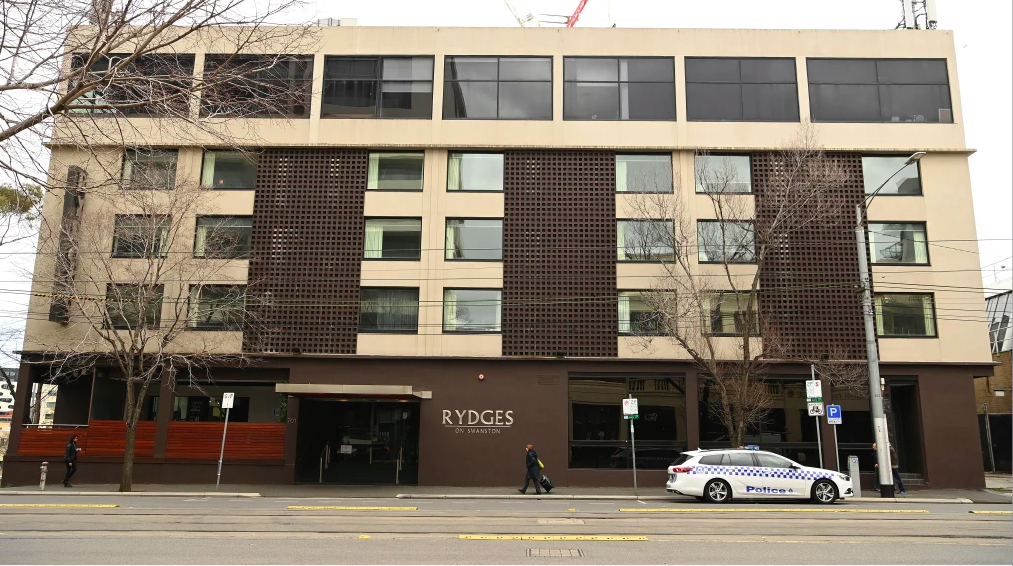▲墨爾本一家連鎖旅館（Rydges Hotel）在疫情期間作為防疫旅館，因環境受到污染雃爆發感染。（圖／翻攝自澳洲The Age）