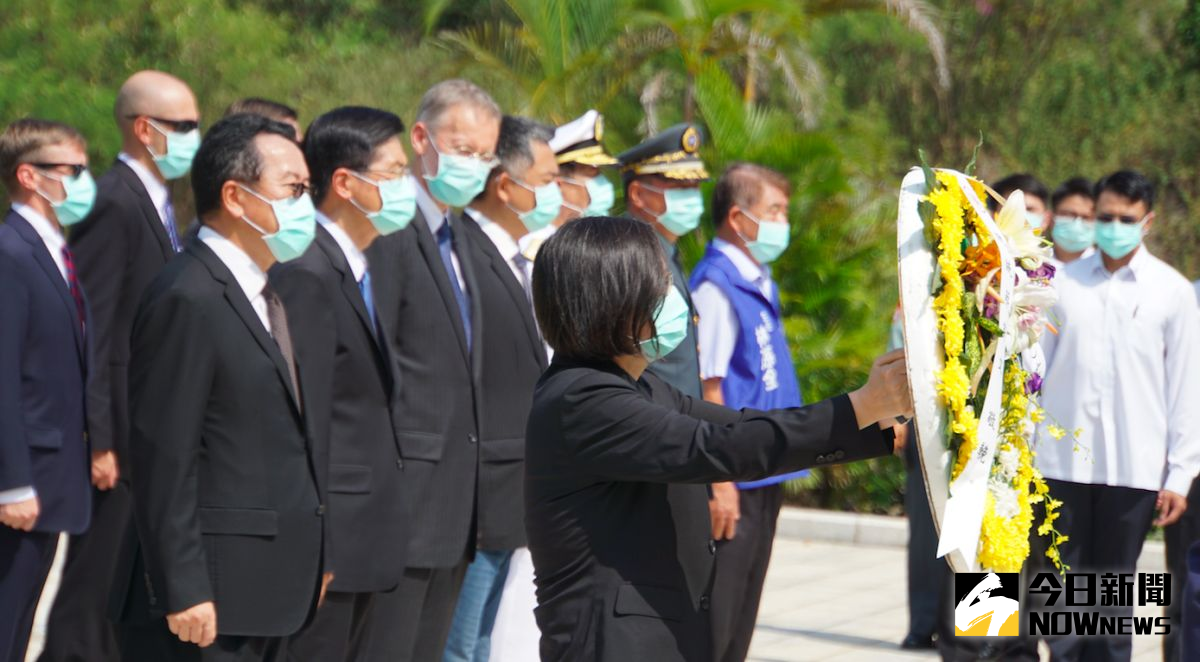 ▲823砲戰62週年紀念活動，蔡英文總統率國安部會首長獻花致敬，美國在台協會處長酈英傑也首度出席。（圖／記者呂炯昌攝.2020.08.23）