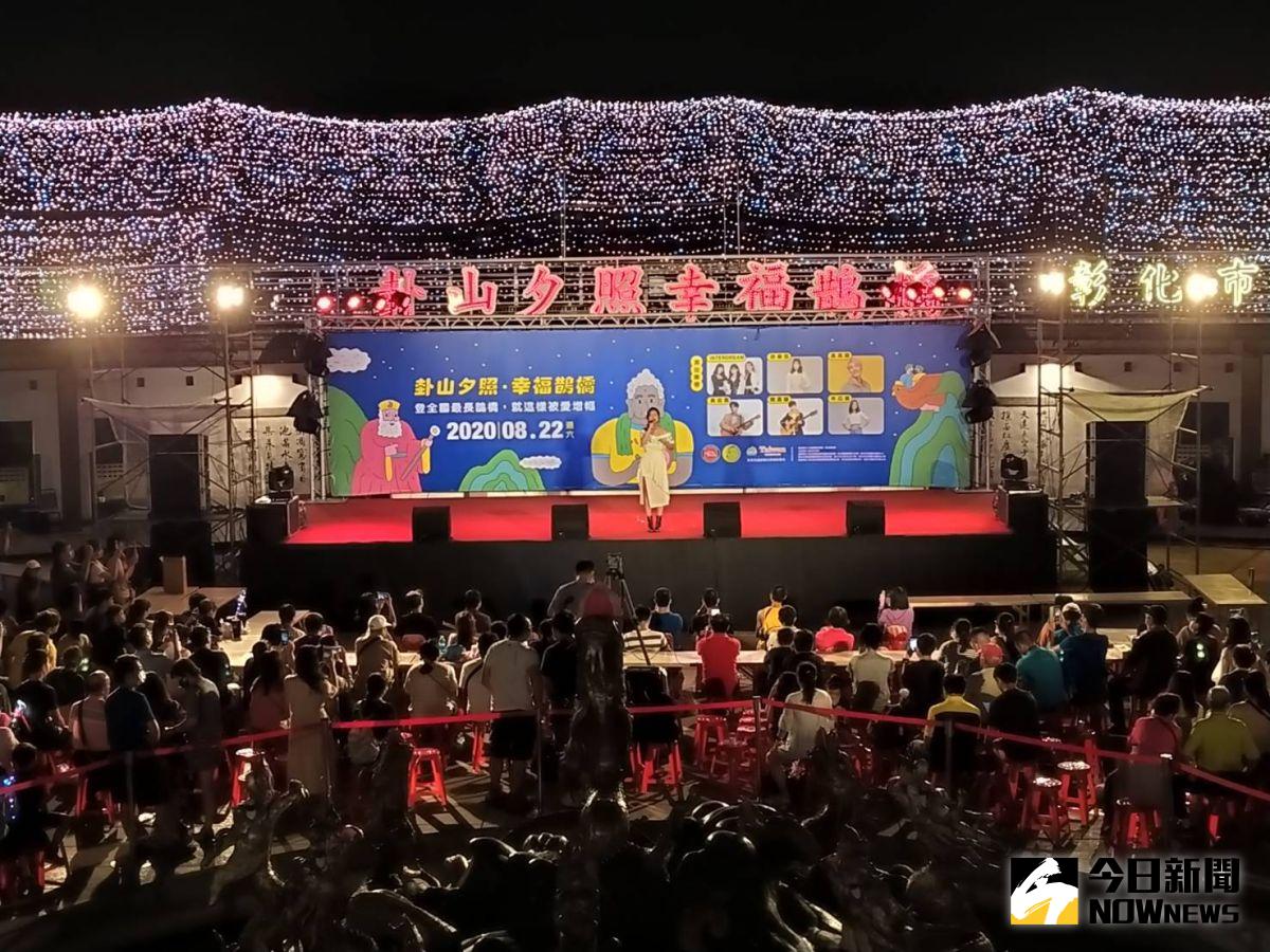 ▲八卦山九龍池廣場搖身一變成情人音樂會舞臺，活動邀請多位年輕偶像藝人到場演出，為即將到來的情人節營造浪漫氛圍。（圖／記者葉靜美攝）