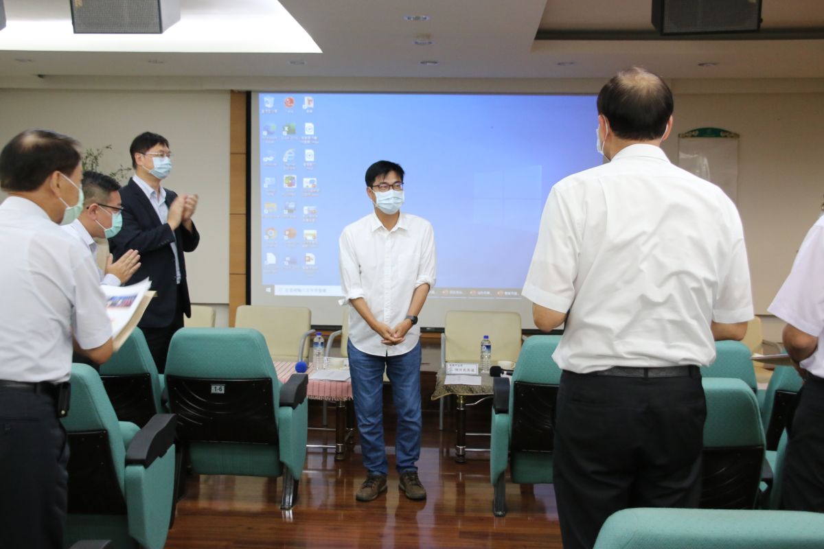 ▲高雄市長陳其邁上任前先聆聽局處業務簡報，就職典禮「誠摯的邀請韓市長能夠來」。（圖／陳其邁辦公室提供）