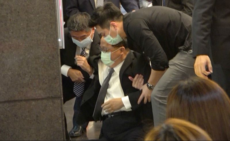 ▲前台中市長胡志強在出席郝柏村追思會時,於門口不慎跌倒。(圖/記者陳明安攝,2020.8.23)
