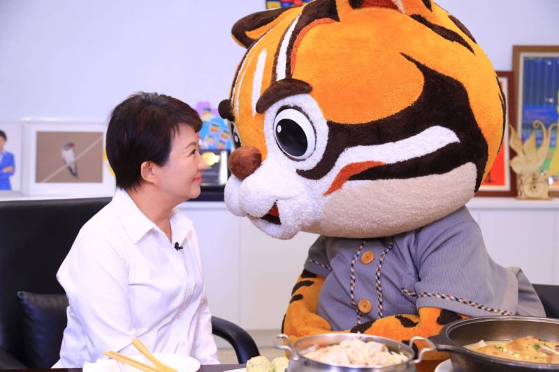 ▲市長盧秀燕與虎爸PK,共同行銷台中21家必比登美食,盧必須勝過虎爸才能品嘗料理(圖/市政府提供2020.8.23)