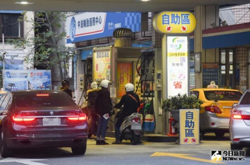 ▲台灣中油公司捎來好消息，從明（2）天凌晨零時起，汽、柴油價格各調降0.5及0.4元。（示意圖／NOWnews資料照）