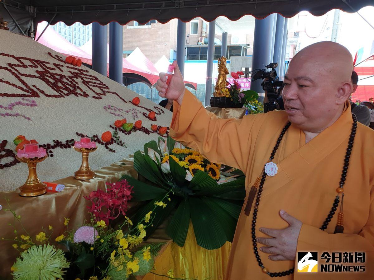 ▲潭子本願山彌陀講堂今天舉辦中元普渡，住持釋信願法師點燈照亮世間黑暗，方便好兄弟前來享用。（圖／金武鳳攝，2020.8.23)