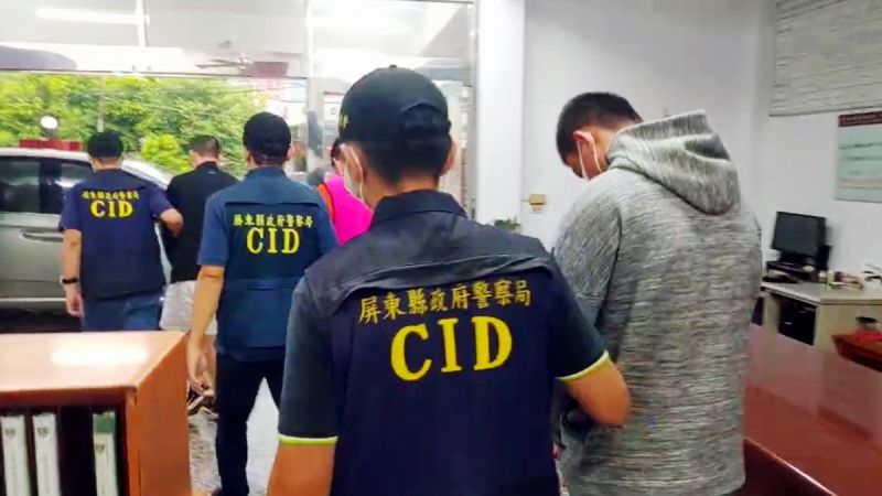 ▲潮州警方在22日凌晨分別在高雄及屏東地區逮捕6名涉嫌人,因涉嫌重大移送屏東地檢署偵辦。(圖/潮州警分局提供