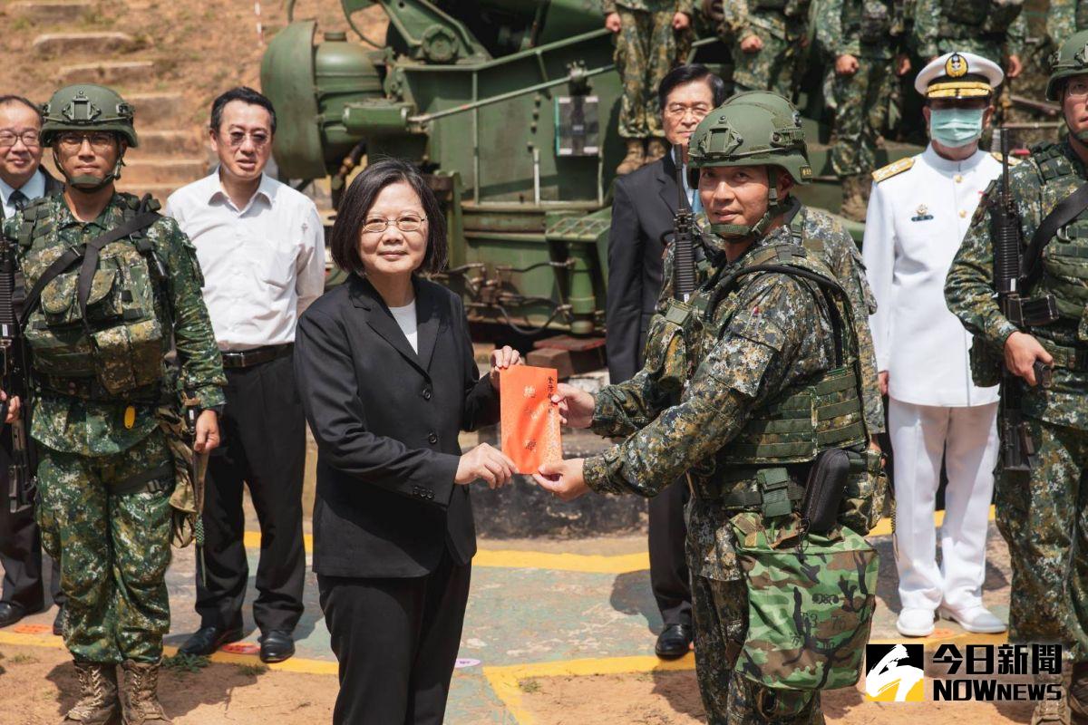▲蔡英文總統23日前往視導金門240砲戰備部隊，並頒加菜金慰勉。（圖／記者呂烱昌攝）