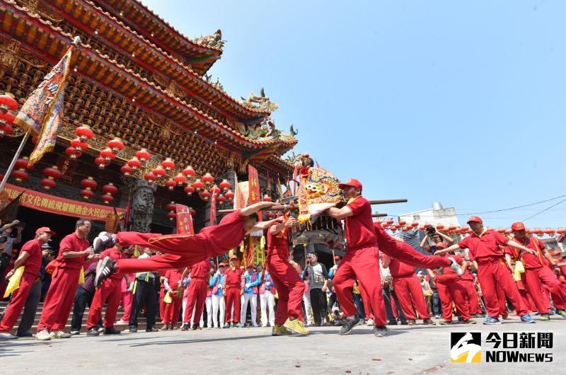 ▲桃園市大園區竹圍福海宮「飛輦轎、過金火」的過火儀式，是極具祭祀文化特色的地方宗教活動。（圖／資料畫面）