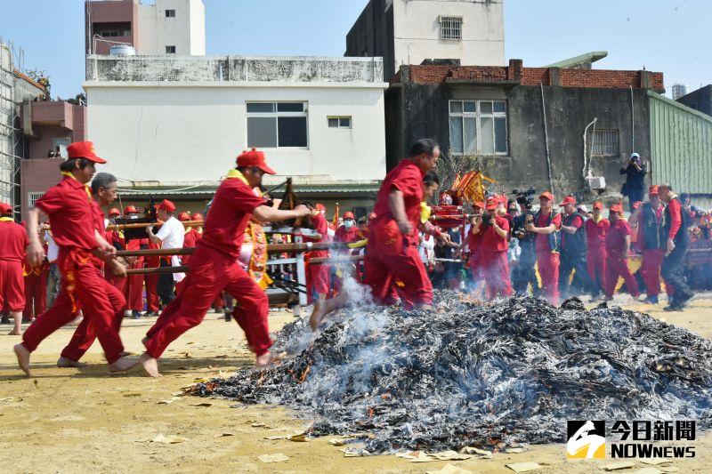 ▲桃園市大園區竹圍福海宮過金火。(圖/資料畫面)