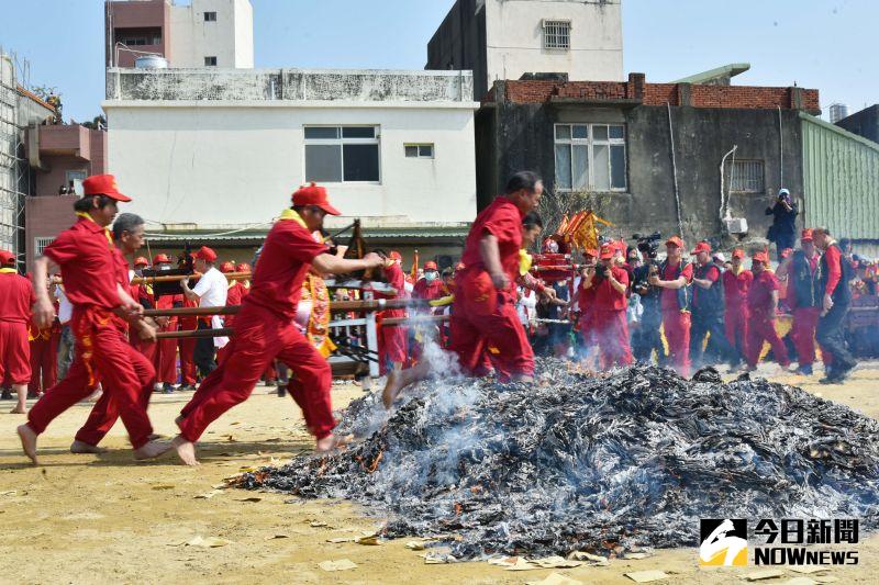 ▲桃園市大園區竹圍福海宮過金火。（圖／資料畫面）