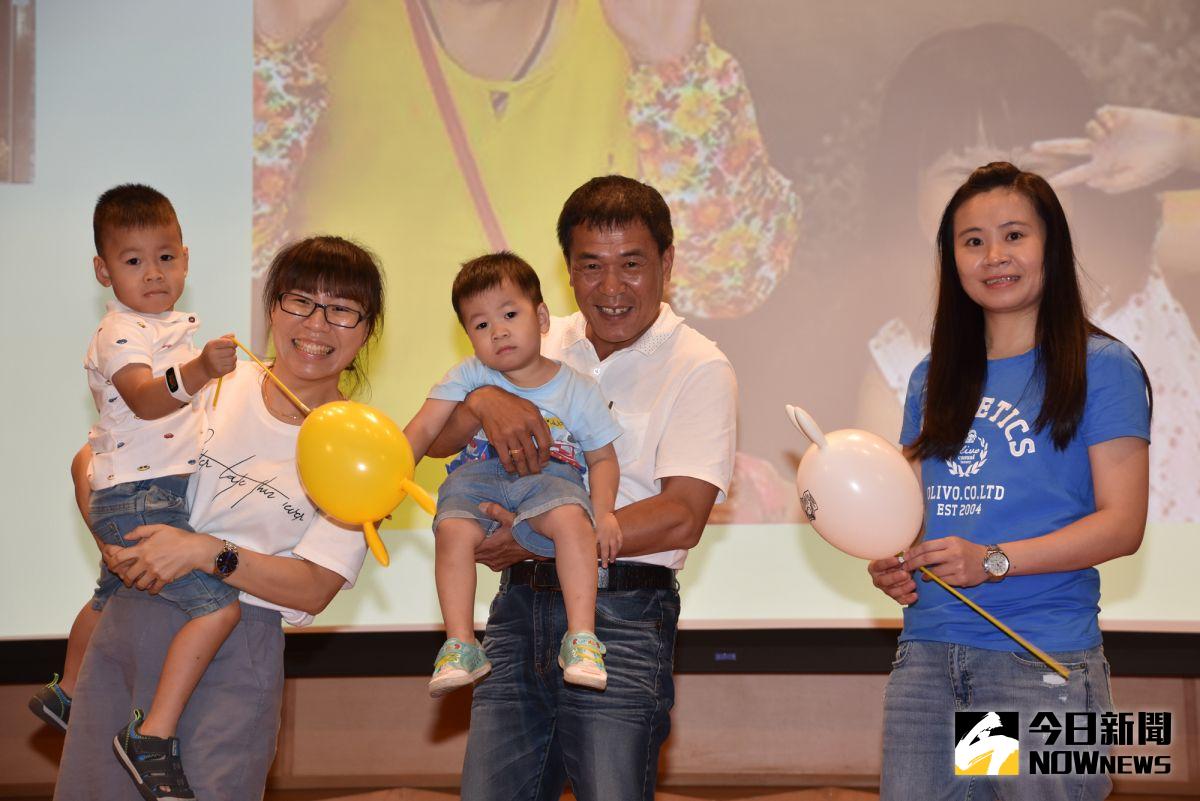 ▲彰基舉辦祖父母節「2020愛你愛你 - 祖孫超級像」選拔賽，祖孫臉部一同秀出喜、怒、哀、樂表情，展現親子間的默契。（圖／記者陳雅芳攝，2020.08.23）