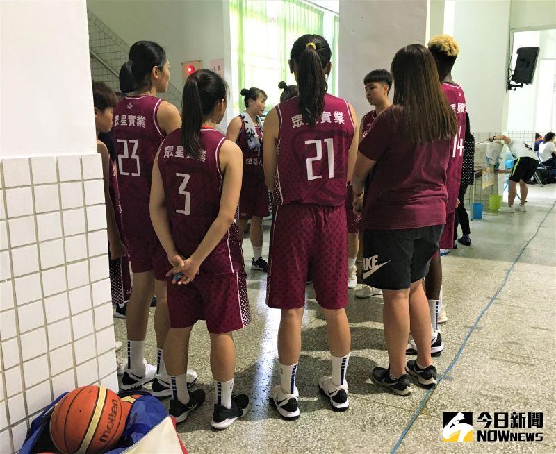▲世新大學擊敗北市大珍珠會拿下本屆花蓮菁英盃公開大專女子組第3名,賽後教練何正峰不滿意期表現,檢討許久。(圖/鍾東穎攝