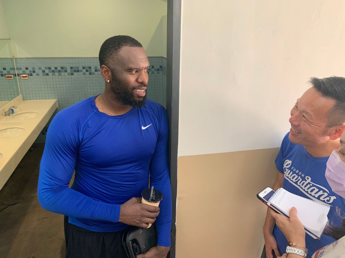 ▲富邦索沙大秀理髮功力。（圖／吳政紘攝）