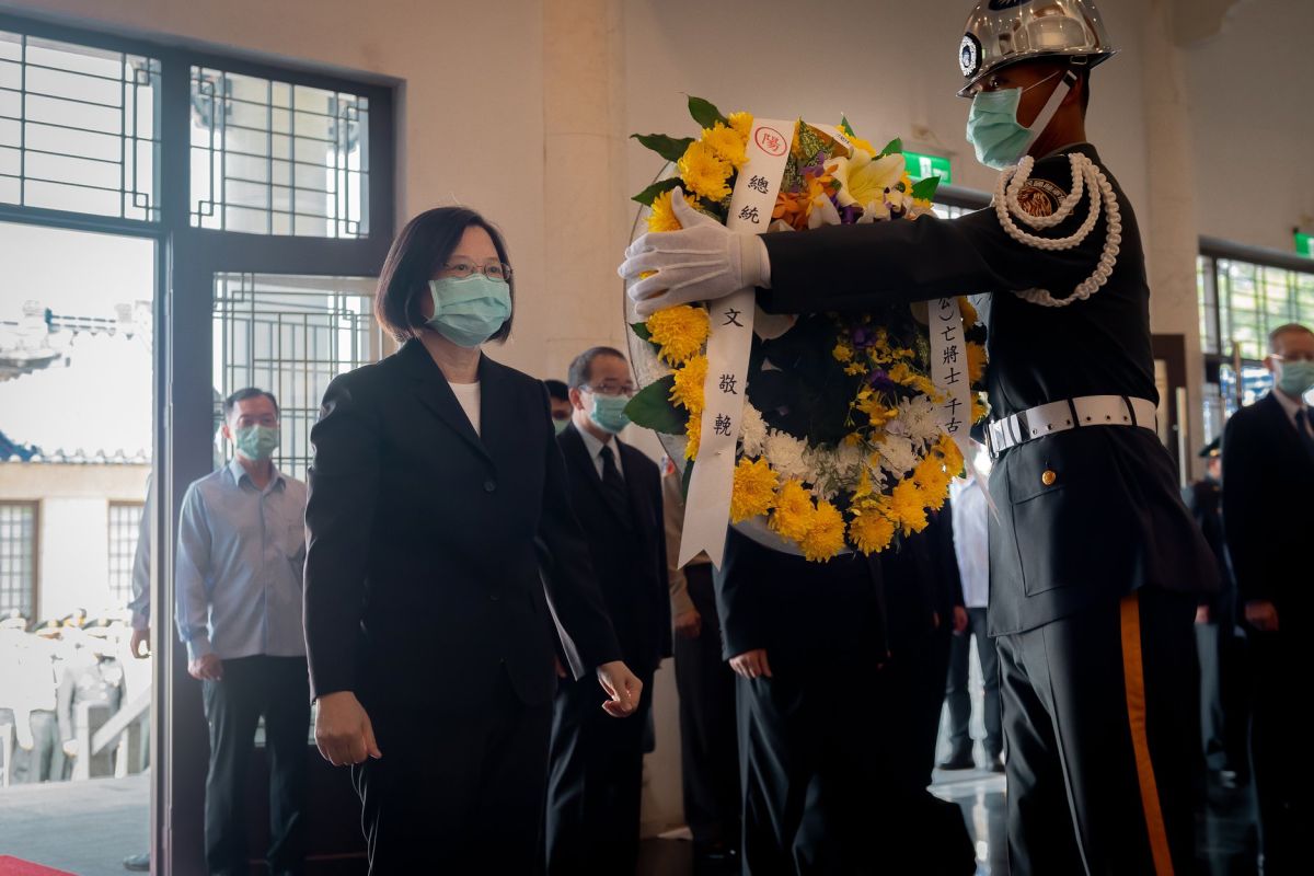 ▲蔡英文23日前往金門追思62年前在砲戰中殉國的官兵將士。（圖／翻攝自蔡英文臉書）