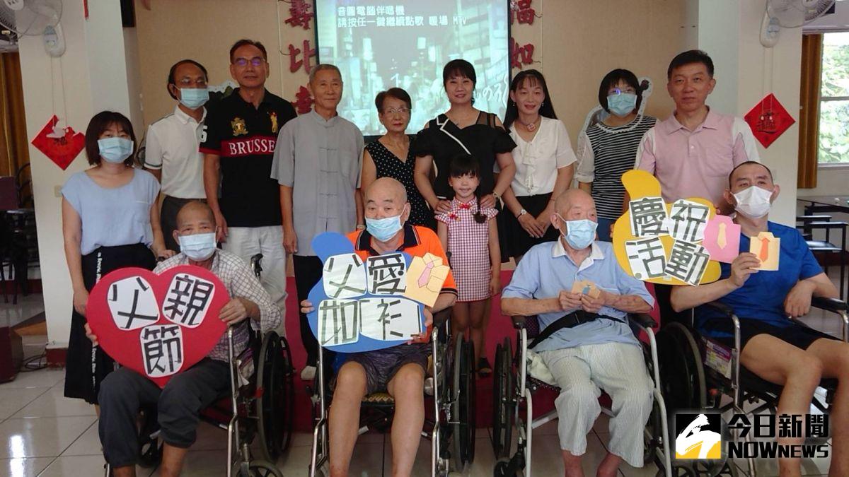 ▲彰化榮家舉辦慶祝祖父母節-愛要說出口活動，邀請住家長輩子女寫下想對父親說的話，藉由祖父母節，廣為宣揚祖父母的偉大及重要性。（圖／記者陳雅芳攝，2020.08.23）