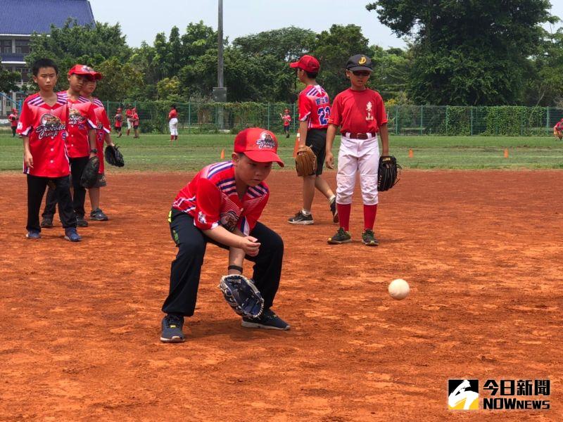 ▲透過下午的Tball對抗賽，教導孩子棒球競賽規則，更告訴孩子在棒球競賽中，強調的是團隊合作與勝不驕