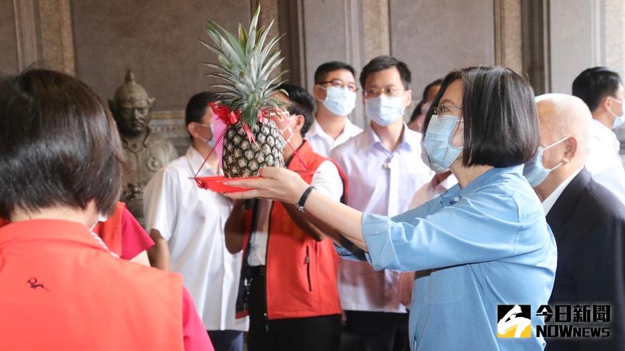 ▲蔡英文總統24日前往三峽祖師廟參拜。(圖/記者康子仁攝)