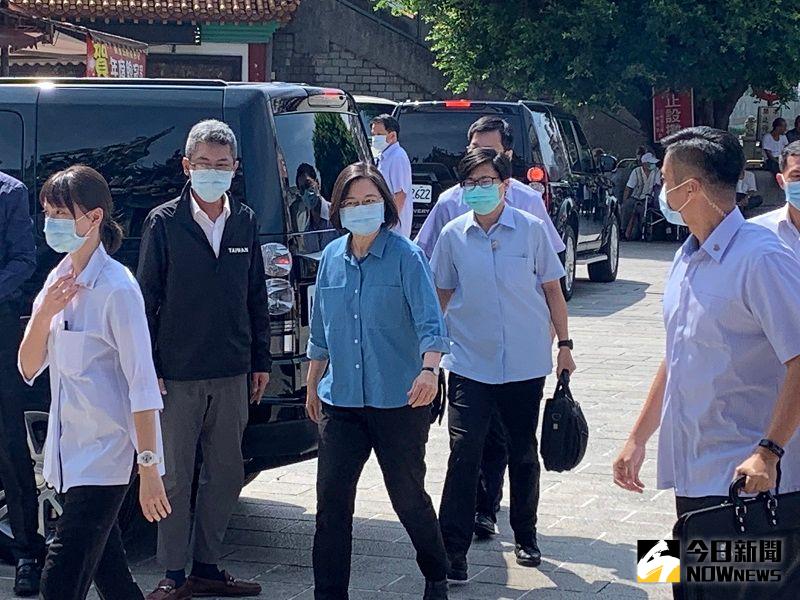 ▲蔡英文上午看起來精神不錯,但對於記者詢問大陸軍機擾台一事,並未多做回應。(圖/記者康子仁攝)