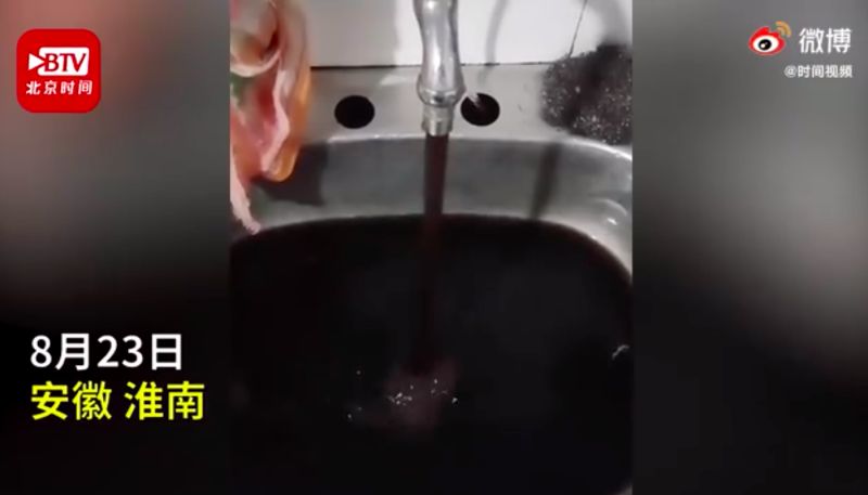 ▲安徽淮南的住戶拍下家中水龍頭冒出黑水。（圖／翻攝自微博影片）
