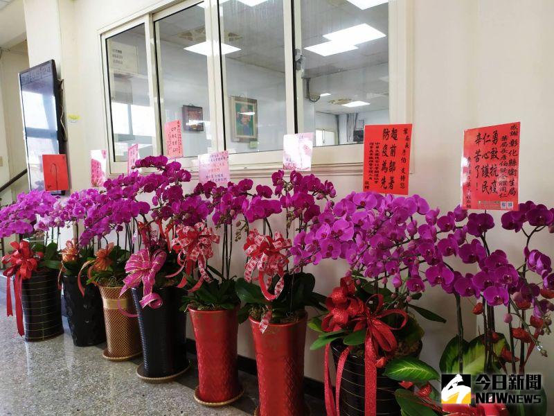 ▲衛福部啟動「政風調查」彰化縣衛生局,不少民眾紛紛送蘭花前往衛生局加油打氣。(圖/記者葉靜美攝,2020.08.24)