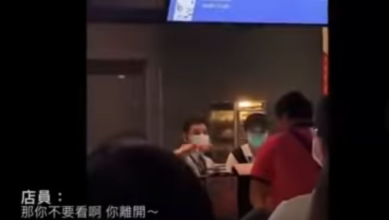 ▲這名紅衣男不管員工解釋,大聲斥責效率差,但最後被員工1句話霸氣回嗆。(圖/翻攝自《cycy