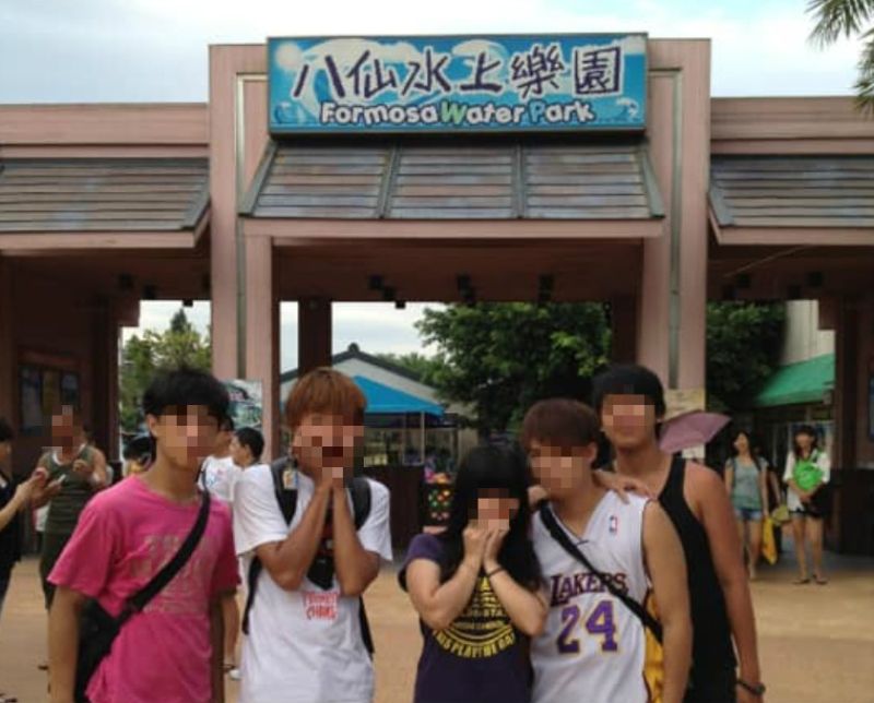 ▲網友分享8年前去八仙水上樂園拍攝的照片，但右邊第二個男生肩膀出現怪異的手。（圖／翻攝靈異公社）