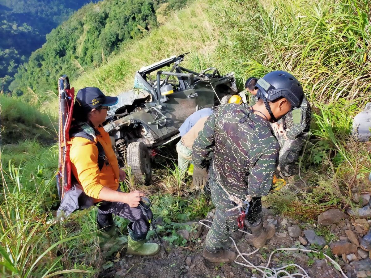 ▲國軍1輛吉普車今天上午搜救途中發生翻車意外，駕駛兵連人帶車翻落80公尺深谷，所幸僅受輕傷。（圖／記者郭凱杰翻攝）

