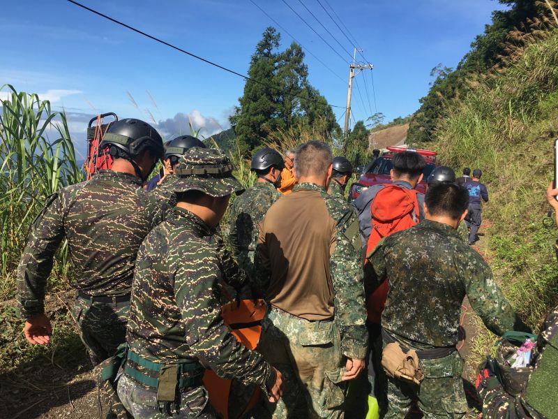 ▲陸軍八軍團第四支援指揮部蒙姓上午所駕駛吉普車下山載送救難人員，疑似會車因素連人帶車翻落80公尺深的山谷，所幸，僅手臂骨折，送醫無生命危險。（圖／記者郭凱杰翻攝）