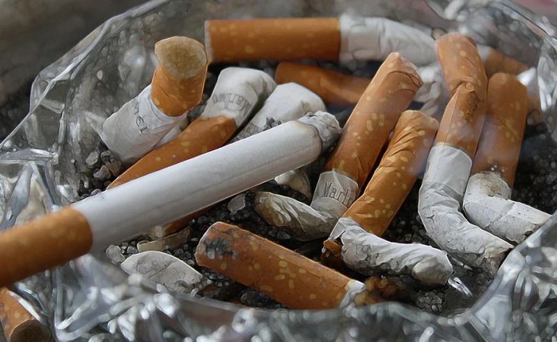 ▲偶爾抽「交際菸」並非無傷大雅，研究指出，間歇性吸菸同樣對健康不利，死於主動脈瘤的機率幾乎是不吸菸者3倍。（示意圖／取自pexels）