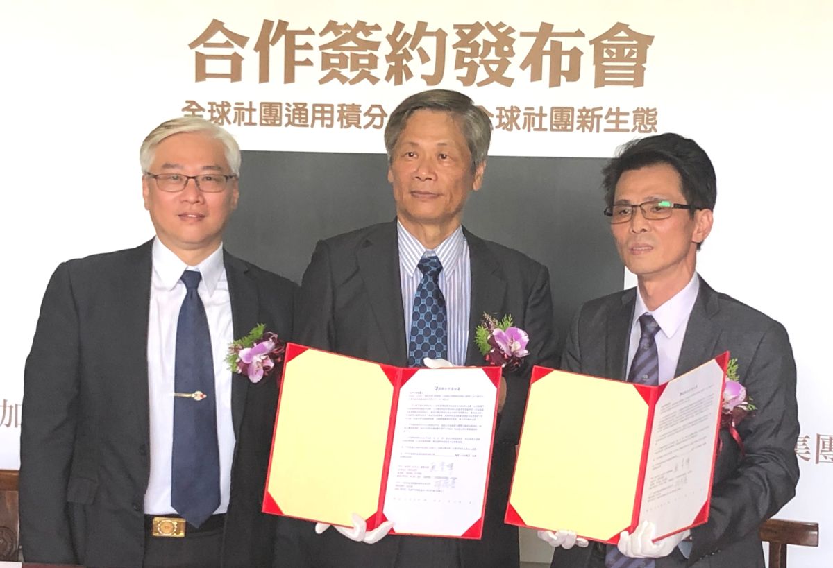 ▲高雄市大器內蘊文創藝術集團總裁林茂唐(中)與中華共濟基金會執行長熊育烽(右)，以及加拿大白求恩醫療國際集團執行長黃大維(左)共同簽署合作備忘錄，將展開中華古文物世界巡迴展。(圖／記者黃守作攝，2020.08.24)