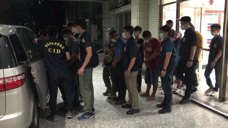 ▲檢察官訊後陳姓主嫌聲押獲准,其餘共犯分別交保侯傳,檢警持續擴大偵辦追緝其他在逃共犯和贓物。