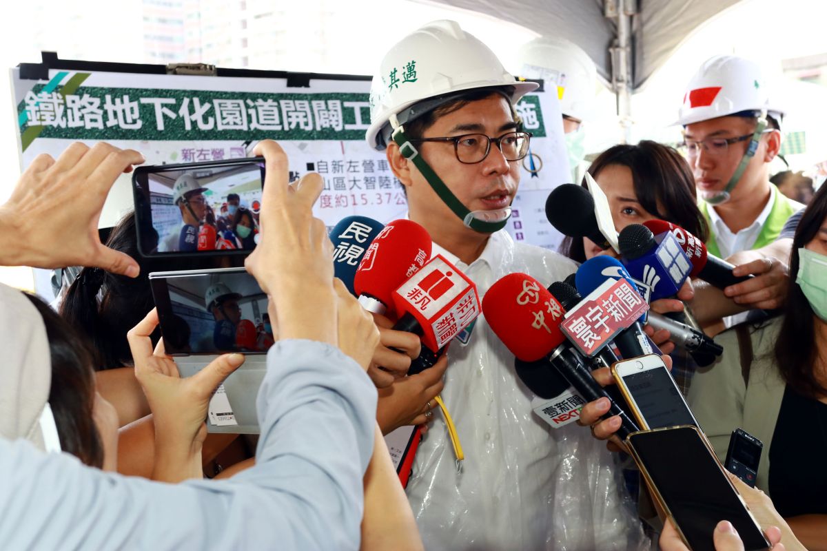 ▲高雄市長陳其邁在今（24）日上午的就職典禮結束後，就馬不停蹄地趕往視察鳳山鐵路地下化綠園道工程進度。（圖／高雄市政府提供）